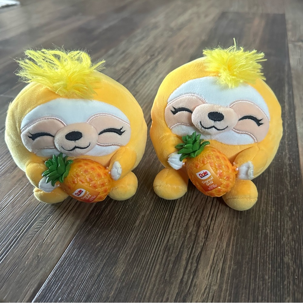ZURU snackles Sandy the sloth squish plush w/Dole tropical gold pineapple lot/2